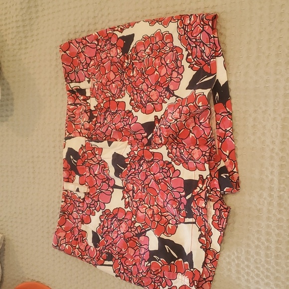 Vineyard Vines floral shorts Size 4 - Picture 1 of 6